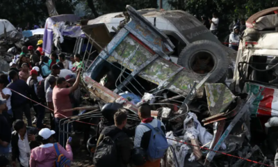 Coches destruidos, gente en la vía, apoyo de cuerpos de seguridad