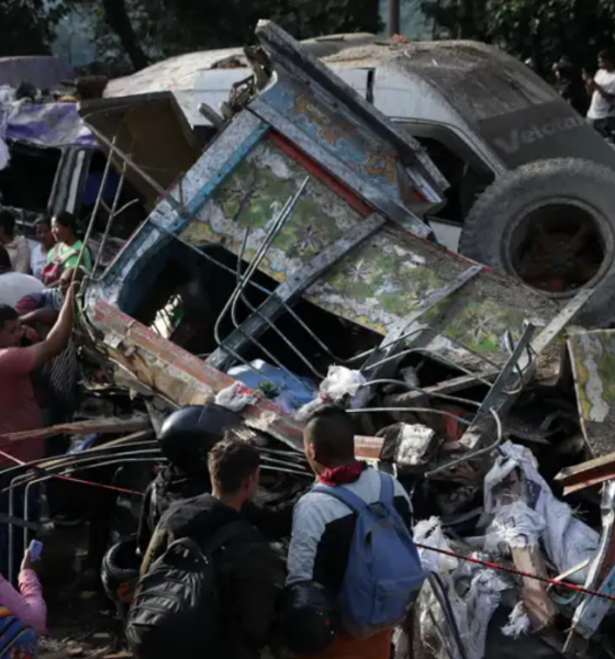 Coches destruidos, gente en la vía, apoyo de cuerpos de seguridad