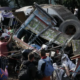 Coches destruidos, gente en la vía, apoyo de cuerpos de seguridad