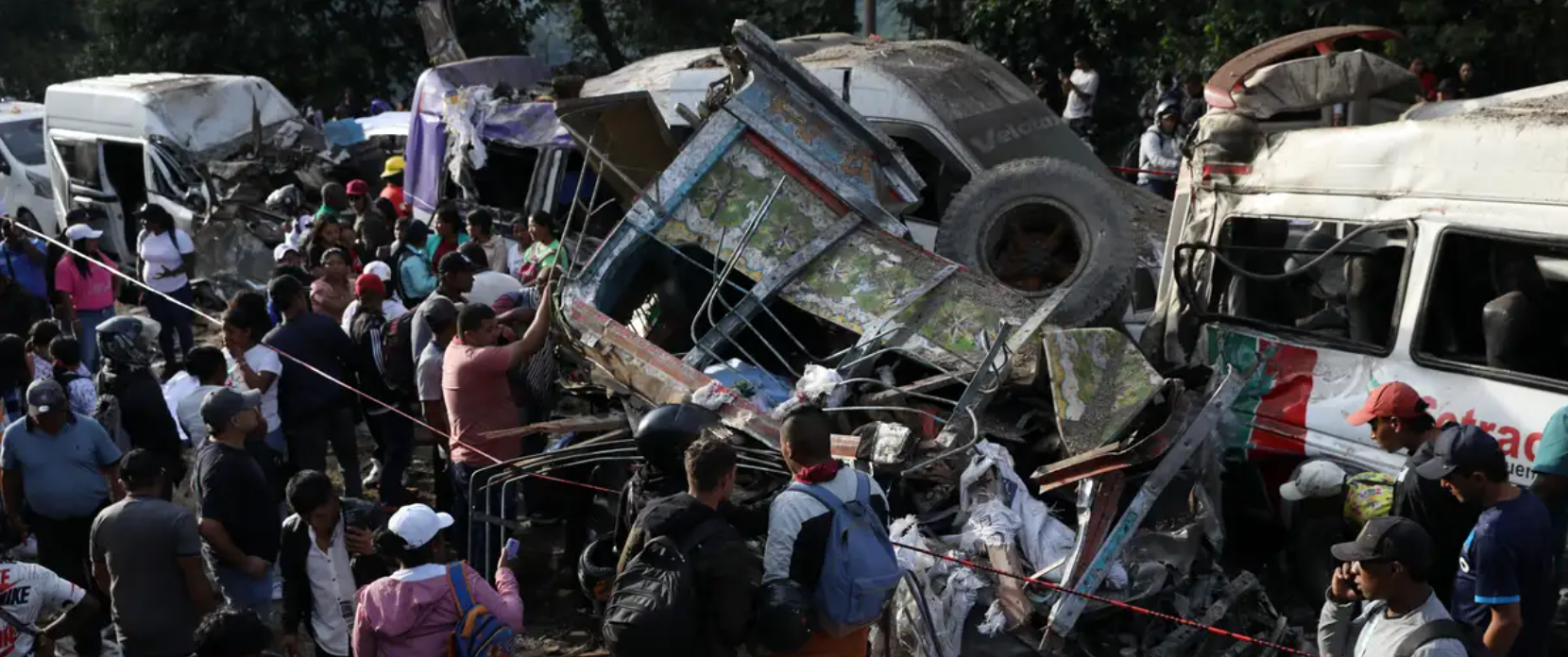 Coches destruidos, gente en la vía, apoyo de cuerpos de seguridad
