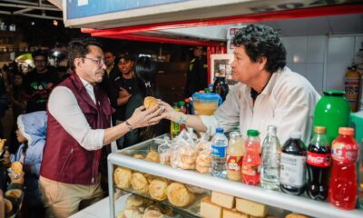Candidato Carlos Caicedo en el mercado
