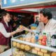 Candidato Carlos Caicedo en el mercado