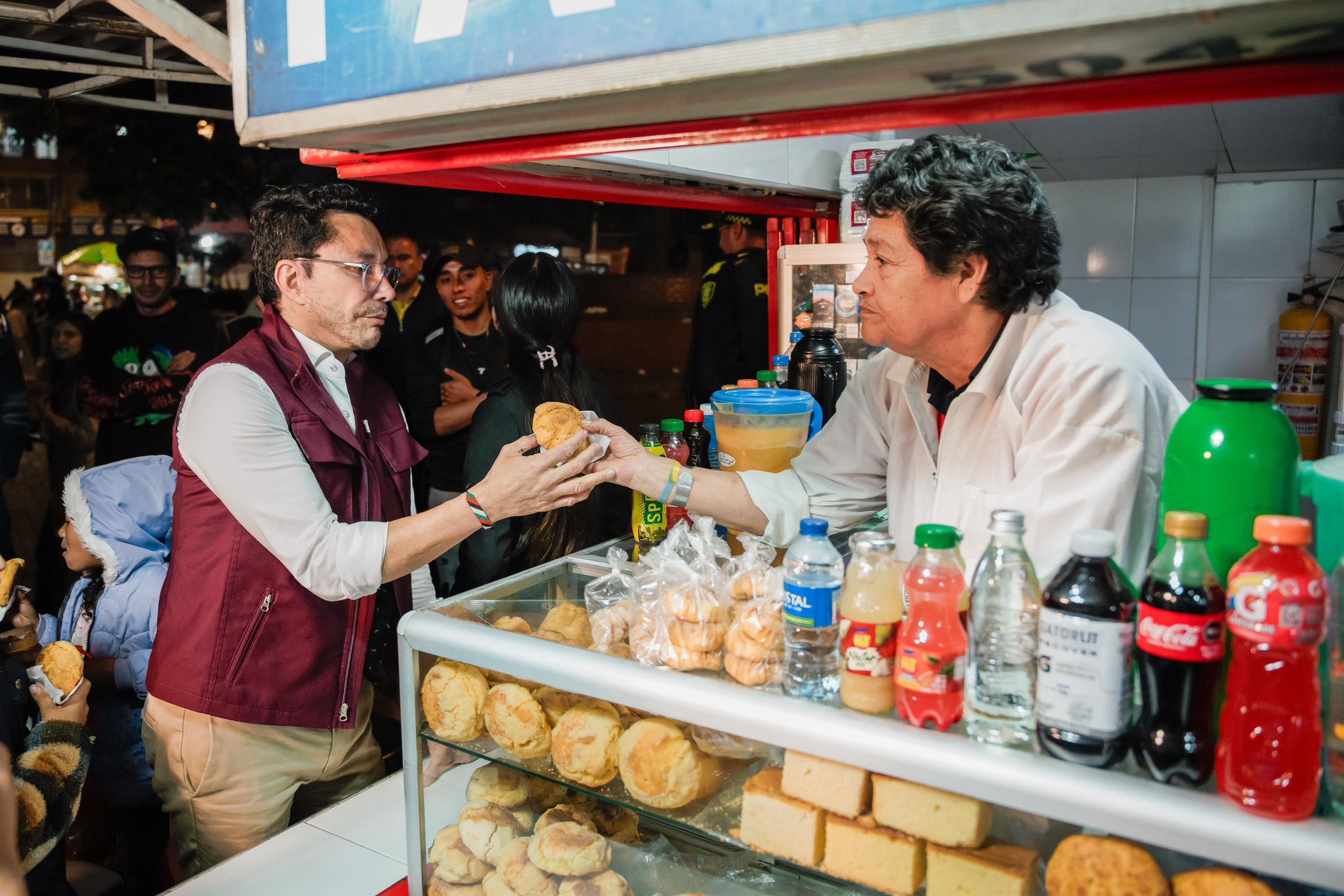 Candidato Carlos Caicedo en el mercado