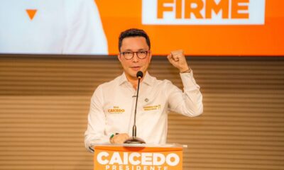 Carlos Caicedo con el puño levantado, en campaña política