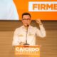Carlos Caicedo con el puño levantado, en campaña política
