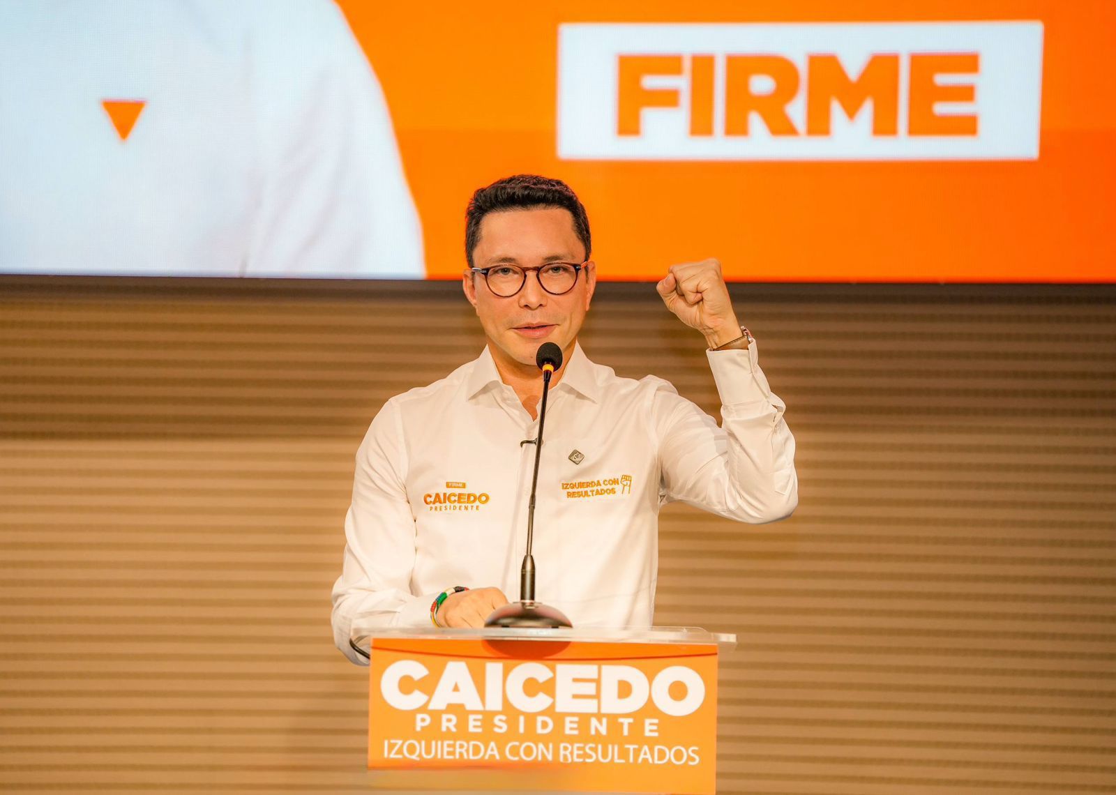 Carlos Caicedo con el puño levantado, en campaña política