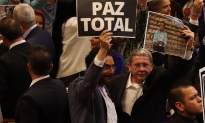 Ivan Cepeda con cartel PAZ TOTAL