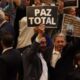 Ivan Cepeda con cartel PAZ TOTAL