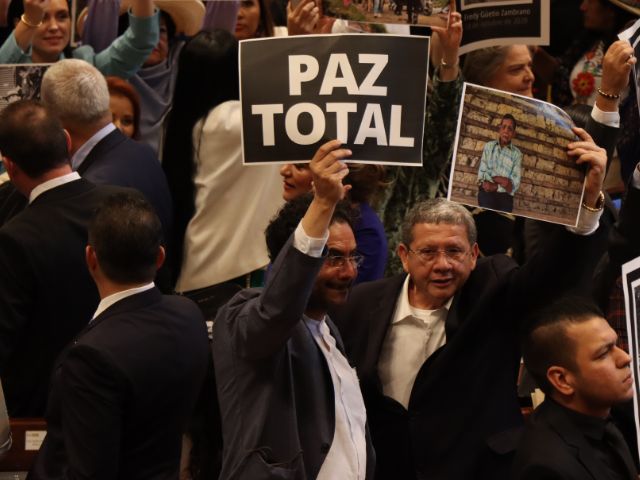 Ivan Cepeda con cartel PAZ TOTAL